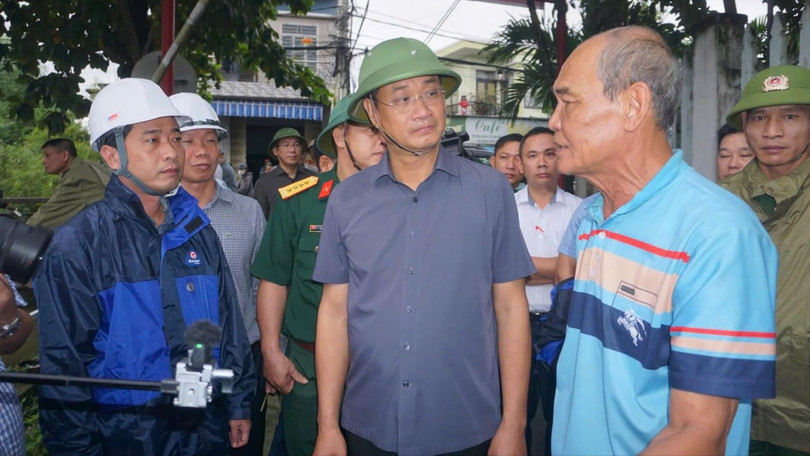Bí thư Thành ủy Đà Nẵng Lê Ngọc Quang đi kiểm tra công tác phòng, chống bão số 12 tại khu vực “rốn lũ” đường Mẹ Suốt (phường Hòa Khánh).