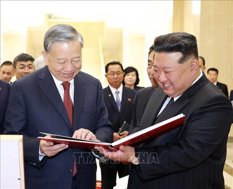 Sau khi kết thúc hội đàm, Tổng Bí thư Tô Lâm trao tặng Tổng Bí thư, Chủ tịch Quốc vụ CHDCND Triều Tiên Kim Jong Un cuốn sách ảnh "Thắm tình hữu nghị Việt Nam - Triều Tiên"