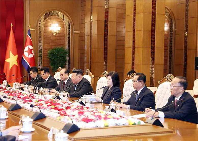 Tổng Bí thư, Chủ tịch Quốc vụ CHDCND Triều Tiên Kim Jong Un và Đoàn cấp cao Triều Tiên tại cuộc hội đàm với Tổng Bí thư Tô Lâm