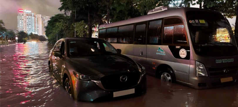 Ảnh hưởng của bão Bualoi khiến nhiều phương tiện ngập nước trong thời gian dài