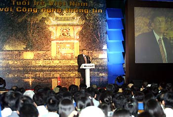 Nhà tỷ phú công nghệ thành đạt Bill Gates nói chuyện tại ĐH Bách khoa Hà Nội trong chuyến thăm Việt Nam năm 2006. Ảnh: VnExpress. Nhà tỷ phú công nghệ thành đạt Bill Gates nói chuyện tại ĐH Bách khoa Hà Nội trong chuyến thăm Việt Nam năm 2006. Ảnh: VnExpress.