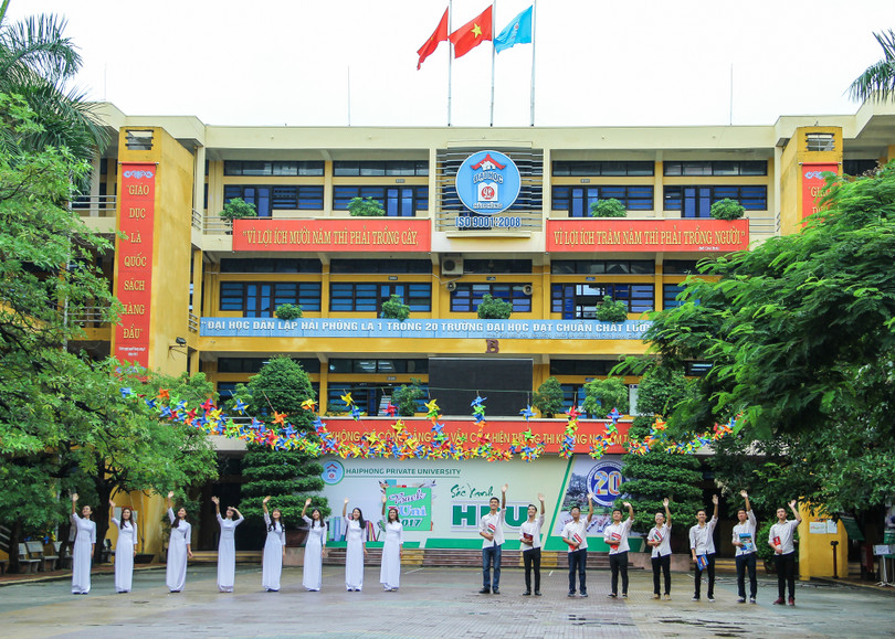 Những cử nhân tương lai trong khuôn viên Trường Đại học Quản lý và Công nghệ Hải Phòng Những cử nhân tương lai trong khuôn viên Trường Đại học Quản lý và Công nghệ Hải Phòng