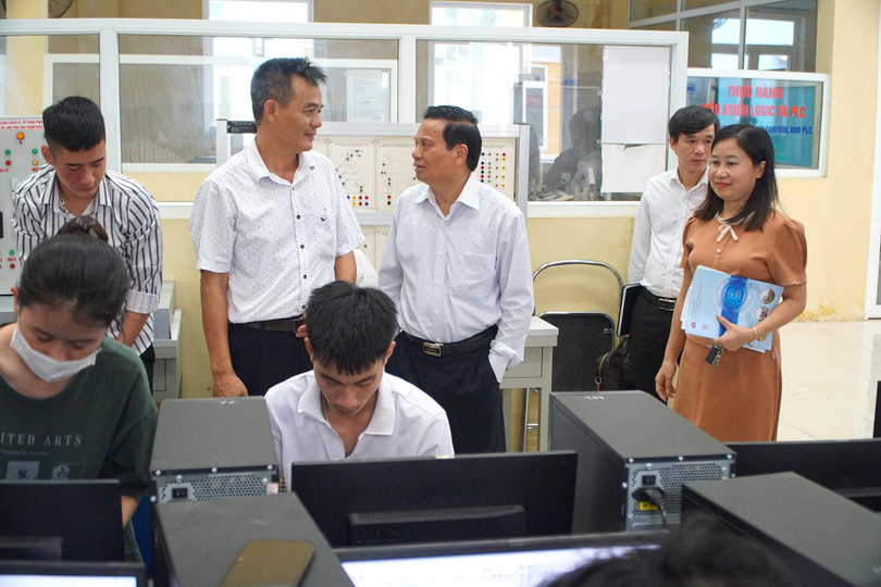 Sinh viên Đại học Sao Đỏ thực hành tại phòng công nghệ thông tin