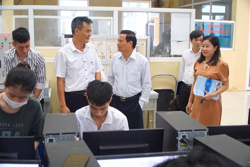 Sinh viên Đại học Sao Đỏ thực hành tại phòng công nghệ thông tin