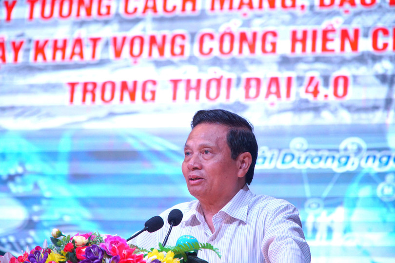 Tiến sĩ Lê Doãn Hợp tại buổi nói chuyện chuyên đề