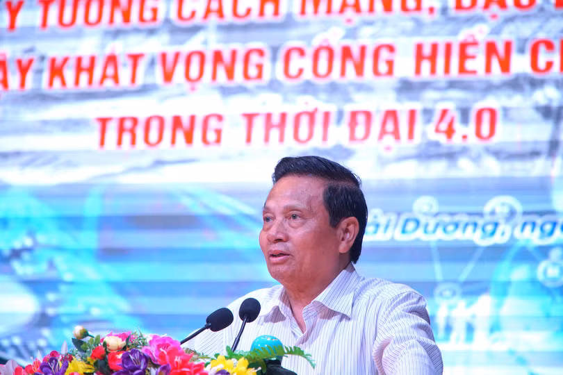 Tiến sĩ Lê Doãn Hợp tại buổi nói chuyện chuyên đề