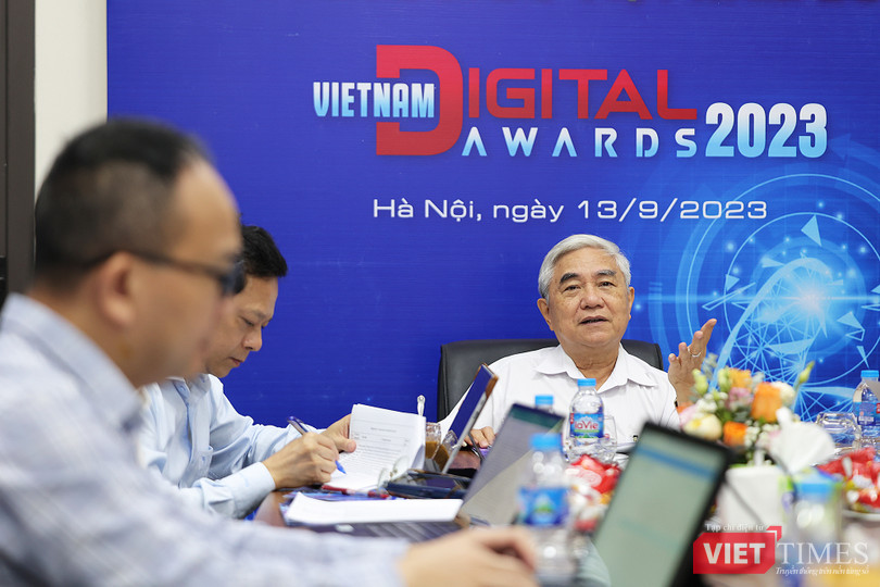 vt_hoi dong chung khao - nguyen quan.jpg