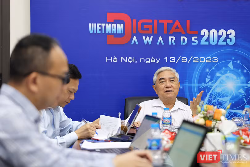 vt_hoi dong chung khao - nguyen quan.jpg