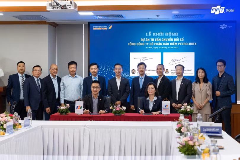 Bà Nguyễn Thị Hương Giang - TGĐ PJICO và ông Trần Huy Bảo Giang -TGĐ FPT Digital - ký kết khởi động dự án Tư vấn thực hiện chuyển đổi số