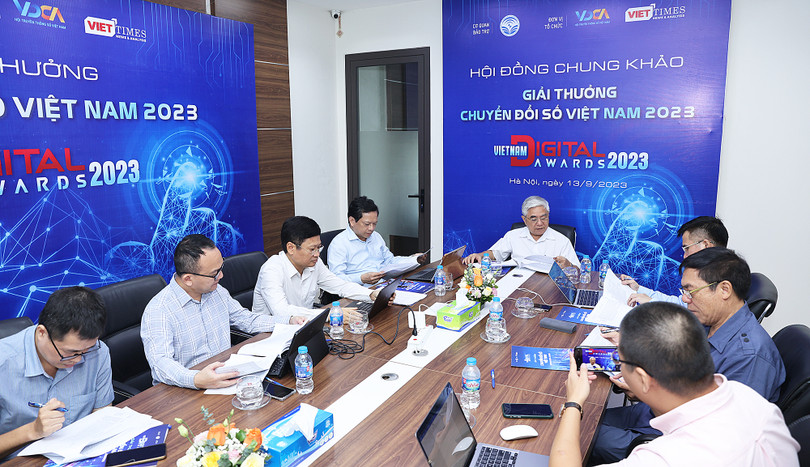 Hội đồng Chung khảo Giải thưởng VDA 2023 làm việc trực tiếp để chọn lựa các cơ quan doanh nghiệp chuyển đổi số tiêu biểu, các sản phẩm giải pháp chuyển đổi số xuất sắc để vinh danh