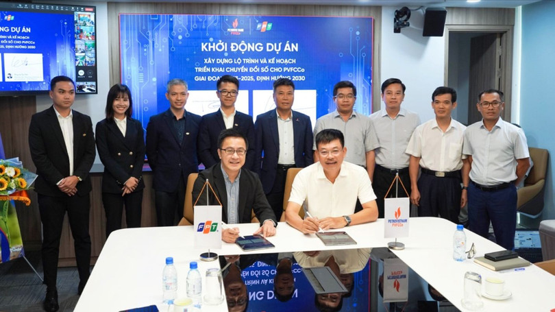 Ông Lê Cự Tân - TGĐ PVFCCo và ông Trần Huy Bảo Giang - TGĐ FPT Digital ký kết khởi động Dự án Tư vấn Chuyển đổi số toàn diện 