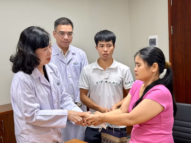 Giá trị cốt lõi của báo chí cách mạng là nói sự thật, bảo vệ lẽ phải, lấy con người ở trung tâm, vì con người. Trong ảnh Bộ trưởng Y tế Đào Hồng Lan đến Bệnh viện Nhi Trung ương thăm, động viên gia đình và cháu bé bị xe cán qua người ở Nam Định sau phản ánh nhân viên y tế Bệnh viện đa khoa tỉnh Nam Định yêu cầu đủ tiền thì mới cấp cứu.