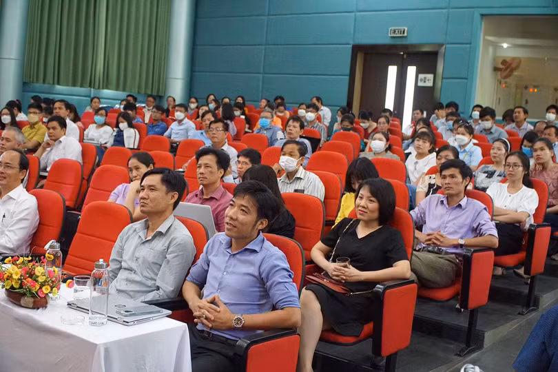 Giảng viên, học viên Trường Đại học Công nghệ Thông tin và Truyền thông Việt - Hàn lắng nghe những chia sẻ của Tiến sĩ Lê Doãn Hợp