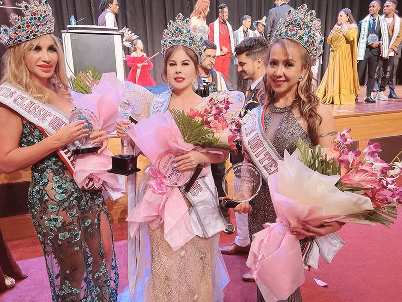 Hiện vật kỷ niệm trên tay bà Quỳnh và các thí sinh đạt giải có hình ảnh kỷ niệm 10 năm của cuộc thi giống với logo trên fanpage cuộc thi