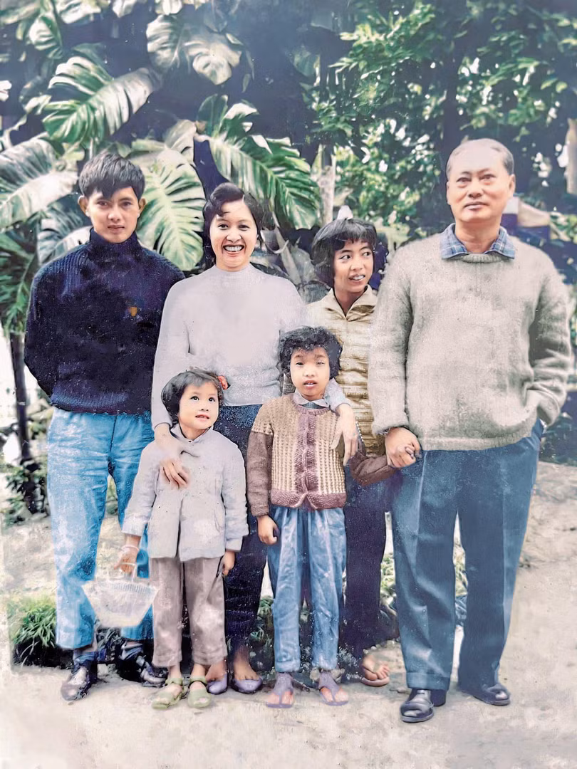 GS Tôn Thất Tùng và người con của ông là GS Tôn Thất Bách (áo sẫm màu)