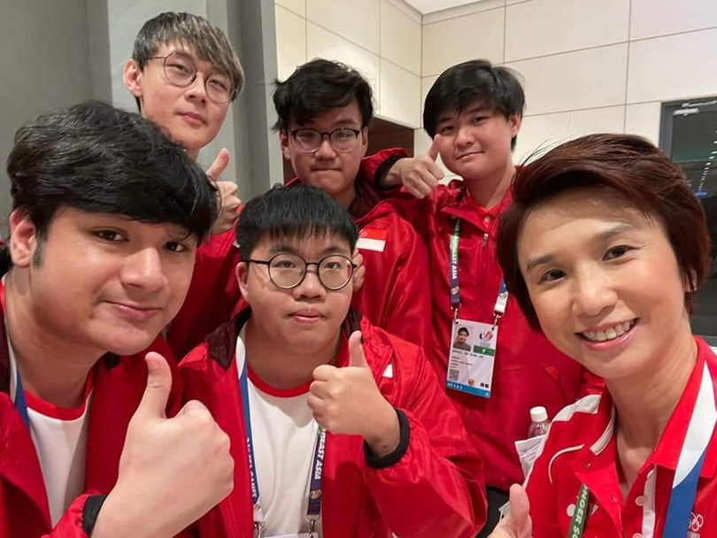 Bà Low Yen Ling và các VĐV eSports Singapore