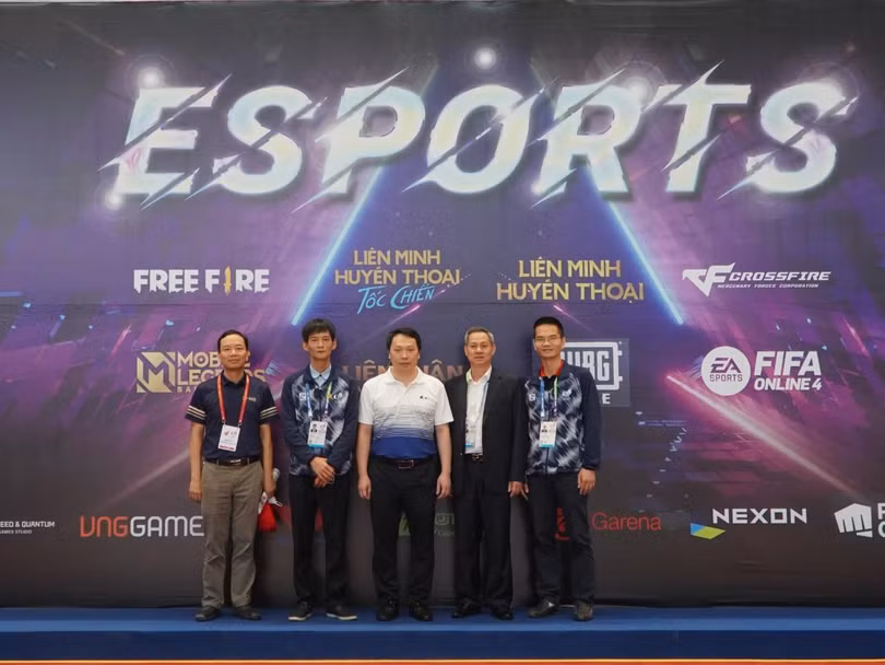 Ông Nguyễn Huy Dũng (đứng giữa) - Thứ trưởng Bộ Thông tin và Truyền thông tới dự khán