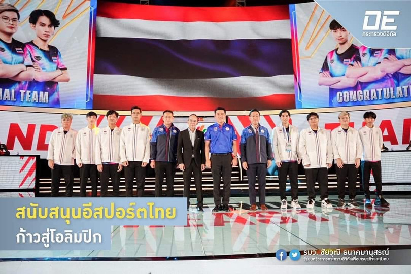 Ông Chaiwut Thanakamanusorn và đội tuyển eSports Thái Lan