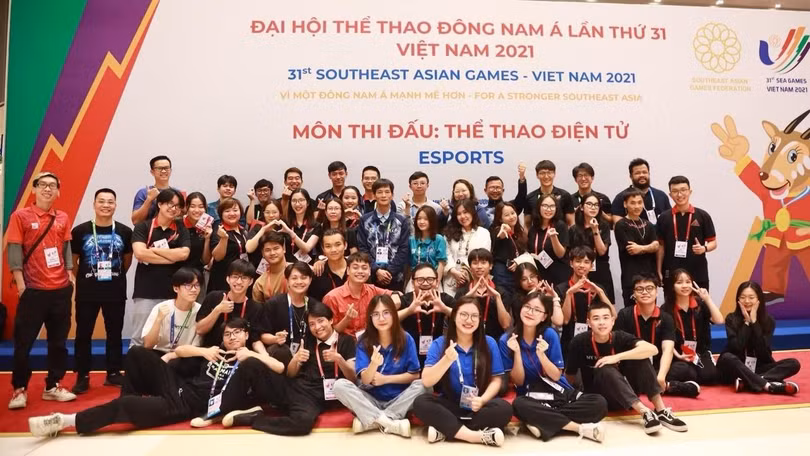 Các tình nguyện viên và lực lượng hậu cần chụp ảnh lưu niệm