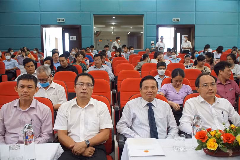 Tiến sĩ Lê Doãn Hợp (thứ 2 bên phải) và Ban giám hiệu Đại học Công nghệ Thông tin và Truyền thông Việt - Hàn