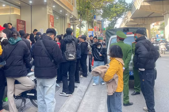 Cảnh chen lấn, xô đẩy khi mua vàng ở Hà Nội