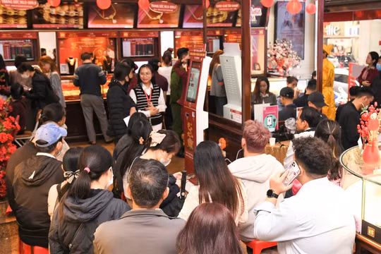 Nhiều khách hàng tranh thủ đi mua vàng, bạc sớm trước ngày vía Thần Tài. Ảnh: BTMC.