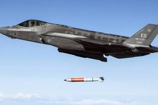 Máy bay F-35 và hình ảnh một vụ nổ hạt nhân. Ảnh: MW.