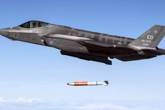 Máy bay F-35 và hình ảnh một vụ nổ hạt nhân. Ảnh: MW.