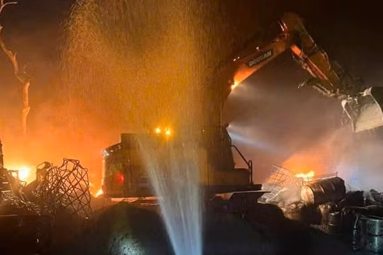 Cảnh sát thông tin vụ cháy ngùn ngụt tại bãi dầu thải Hà Nội