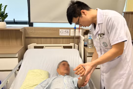 BSCKII Nguyễn Tiến Dũng chăm sóc bệnh nhân đột quỵ.