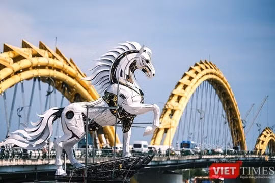 “Kim Mã 4.0” với hình ảnh ngựa máy tại sàn cảnh quan phía Nam cầu Rồng, Đà Nẵng.