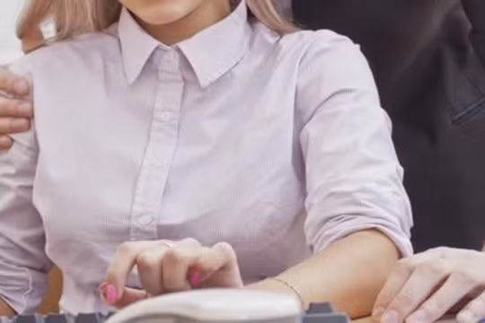 Quấy rối tình dục tại nơi làm việc phải xin lỗi công khai