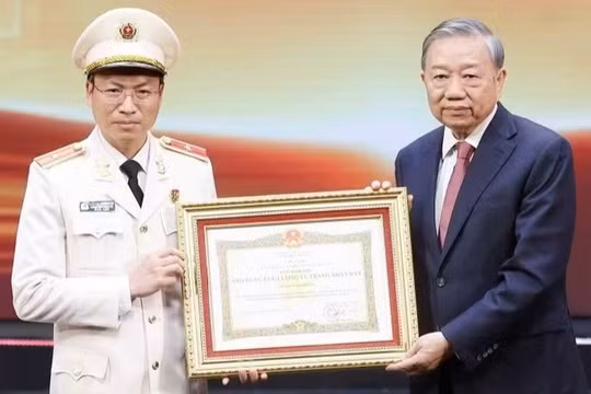Tổng bí thư, Chủ tịch nước trao danh hiệu Anh hùng cho Lực lượng Tham mưu Công an nhân dân