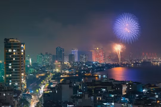 Khoảnh khắc pháo hoa rực sáng chào năm mới 2026