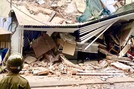 Hiện trường vụ sập ngôi nhà số 27 Trần Quý Cáp do tháo dỡ trụ sở Vinatex Đà Nẵng.