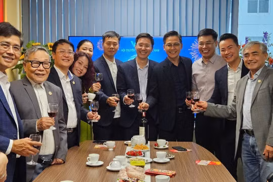 Đông đảo lãnh đạo Hội Truyền thông số Việt Nam và đại diện các đơn vị thanh viên gặp mặt đầu xuân Bính Ngọ 2026.