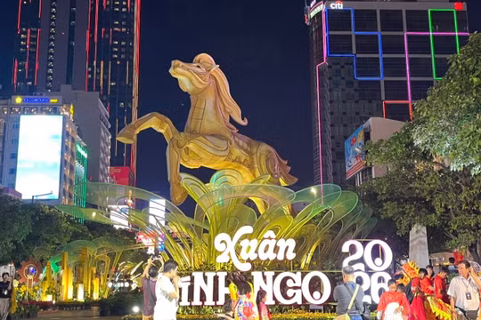 Linh vật ngựa Thánh Gióng bay về trời. Ảnh: Diệu Huyền