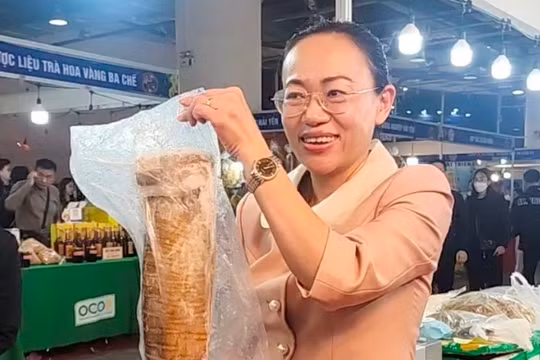 Livestream bán hải sản, Bí thư đặc khu Cô Tô giúp bà con bán hàng mỏi tay