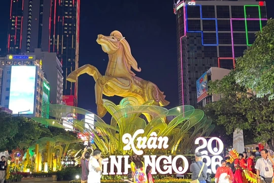 Linh vật ngựa Thánh Gióng bay về trời. Ảnh: Diệu Huyền