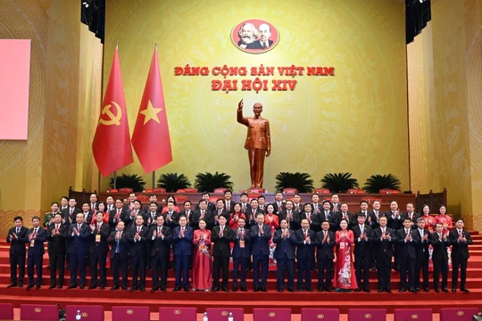 Các đại biểu Đoàn Ninh Bình chụp ảnh cùng Lãnh đạo Đảng, Nhà nước.