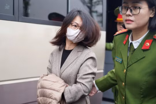 Cựu Cục trưởng An toàn thực phẩm và hàng chục cán bộ cấp dưới hầu tòa