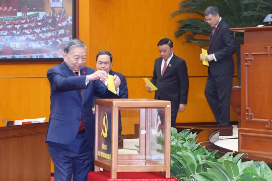 Bộ Chính trị khóa XIV gồm Tổng bí thư Tô Lâm và 18 người khác.