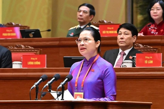 Bà Hà Thị Nga trình bày tham luận về phát huy sức mạnh đại đoàn kết toàn dân tộc - nền tảng và động lực quan trọng thực hiện thắng lợi các mục tiêu phát triển đất nước trong kỷ nguyên mới".