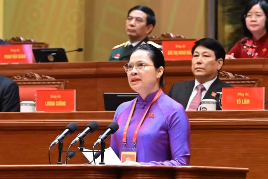 Bà Hà Thị Nga trình bày tham luận về phát huy sức mạnh đại đoàn kết toàn dân tộc - nền tảng và động lực quan trọng thực hiện thắng lợi các mục tiêu phát triển đất nước trong kỷ nguyên mới".