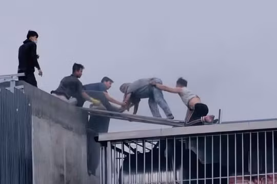 Những người hùng giữa biển lửa