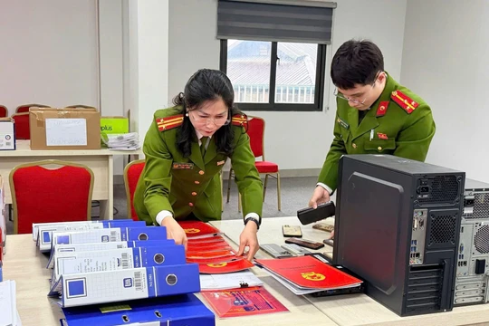 Các đối tượng còn sử dụng nhiều doanh nghiệp liên quan để ký hợp đồng khống, xuất hóa đơn không có giao dịch thực tế nhằm hợp thức hồ sơ vay vốn và luân chuyển dòng tiền.