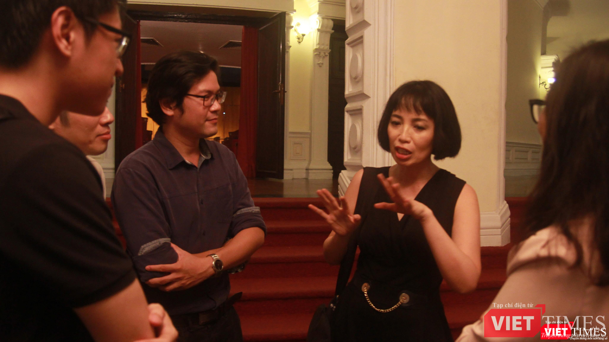 Nghệ sĩ Bích Trà trò chuyện về chuyên môn với các đồng nghiệp trẻ sau đêm diễn