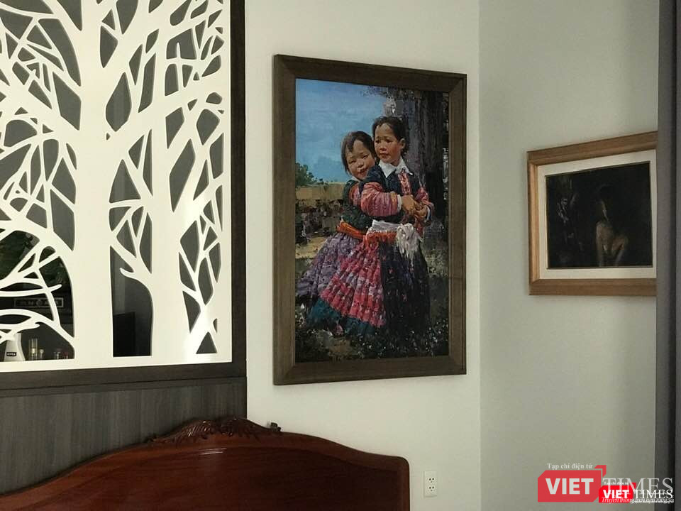 Bức tranh sơn dầu Hai chị em được họa sĩ Ngụy Đình Hà vẽ năm 2018 và đang treo ở nhà