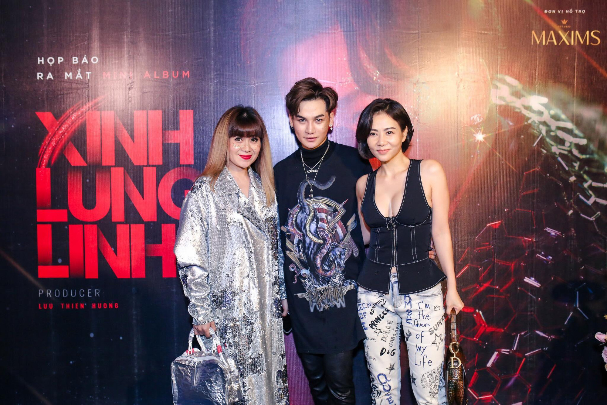 Ali Hoàng Dương hạnh phúc đứng giữa nhạc sĩ Lưu Thiên Hương và ca sĩ Thu Minh Ali Hoàng Dương hạnh phúc đứng giữa nhạc sĩ Lưu Thiên Hương và ca sĩ Thu Minh