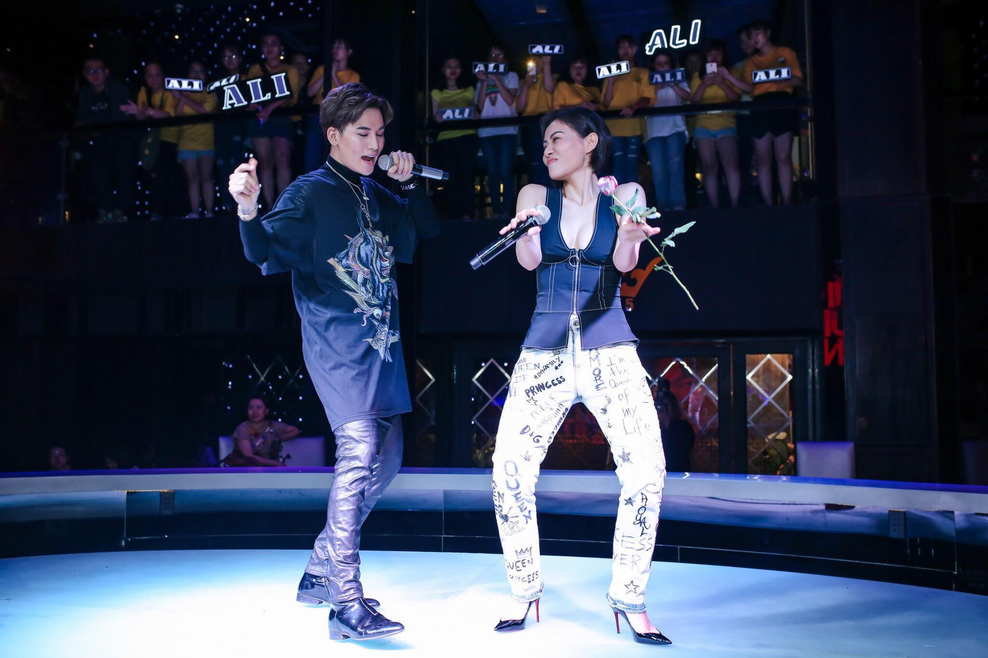 Màn song ca "máu lửa" giữa Ali Hoàng Dương và Thu MInh Màn song ca "máu lửa" giữa Ali Hoàng Dương và Thu MInh